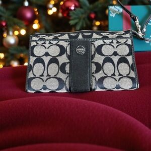 Coach Signature Black & Cream Wristlet Wallet – EUC ✨